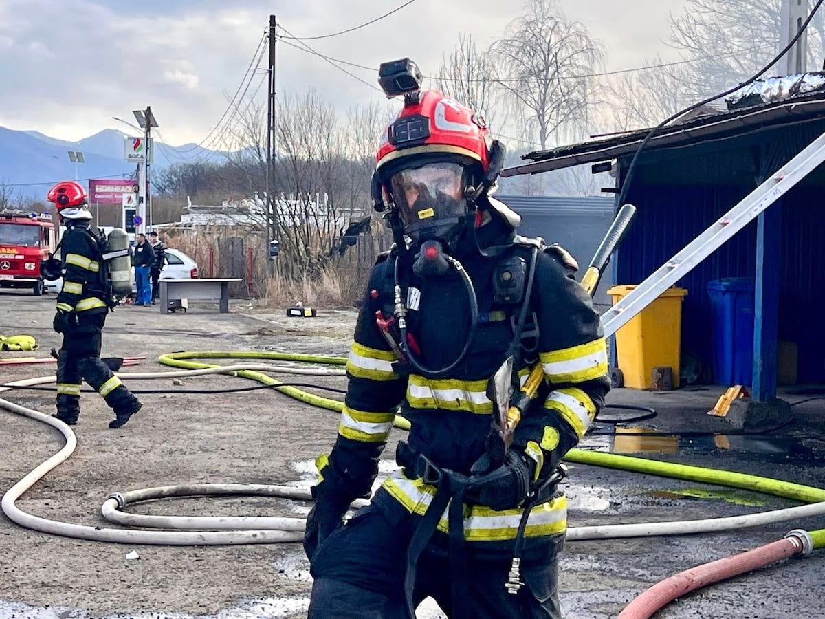 ISU Sibiu publică imagini impresionate de la incendiul din Veștem cu un mesaj ferm: „Nu mai ardeți vegetația uscată!”