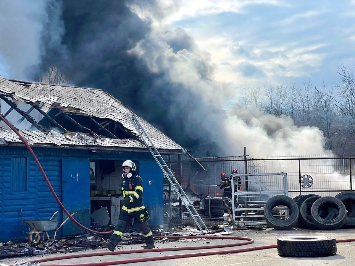 ISU Sibiu publică imagini impresionate de la incendiul din Veștem cu un mesaj ferm: „Nu mai ardeți vegetația uscată!”