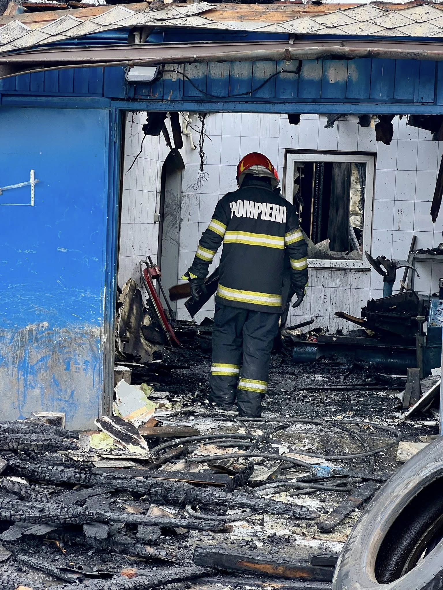 ISU Sibiu publică imagini impresionate de la incendiul din Veștem cu un mesaj ferm: „Nu mai ardeți vegetația uscată!”