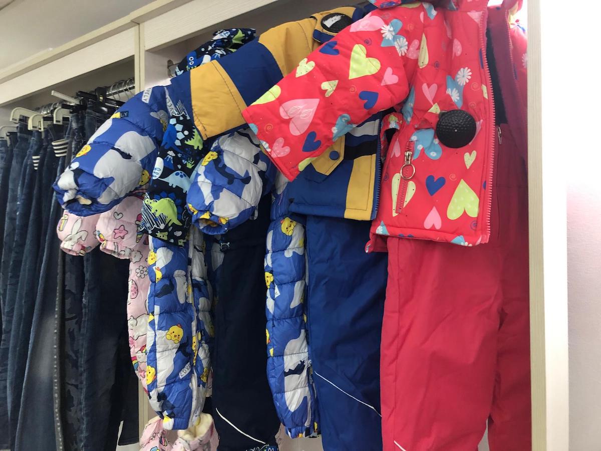 Drujbă cu 150 de lei, cercei cu 5 lei și salopete de iarnă pentru copii cu 68 de lei. Ce mai găsim în magazinul ANAF din Sibiu