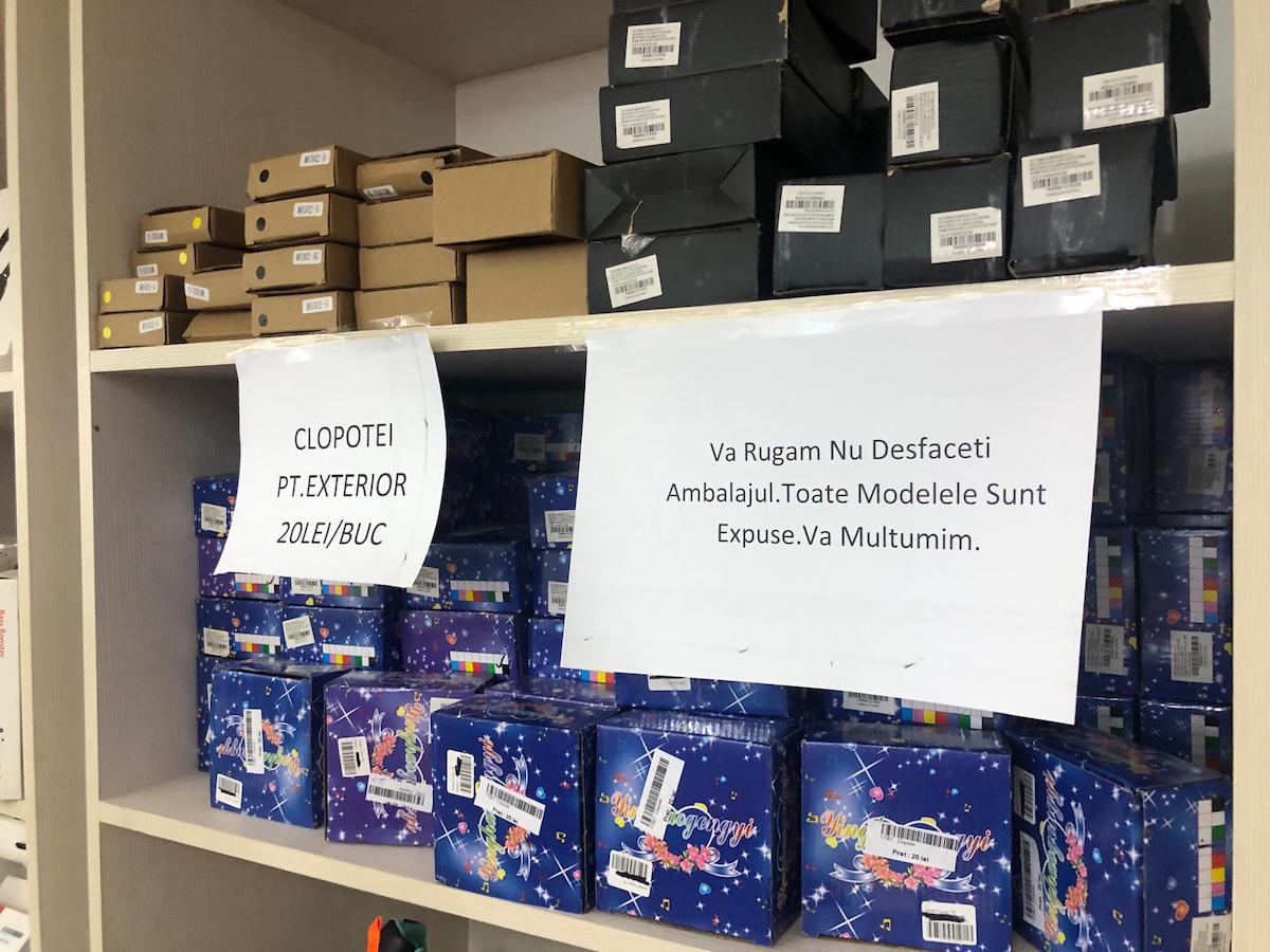 Drujbă cu 150 de lei, cercei cu 5 lei și salopete de iarnă pentru copii cu 68 de lei. Ce mai găsim în magazinul ANAF din Sibiu