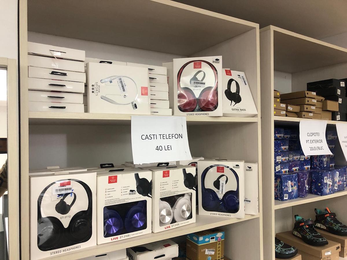 Drujbă cu 150 de lei, cercei cu 5 lei și salopete de iarnă pentru copii cu 68 de lei. Ce mai găsim în magazinul ANAF din Sibiu