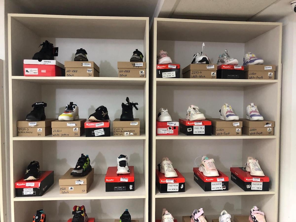 Drujbă cu 150 de lei, cercei cu 5 lei și salopete de iarnă pentru copii cu 68 de lei. Ce mai găsim în magazinul ANAF din Sibiu