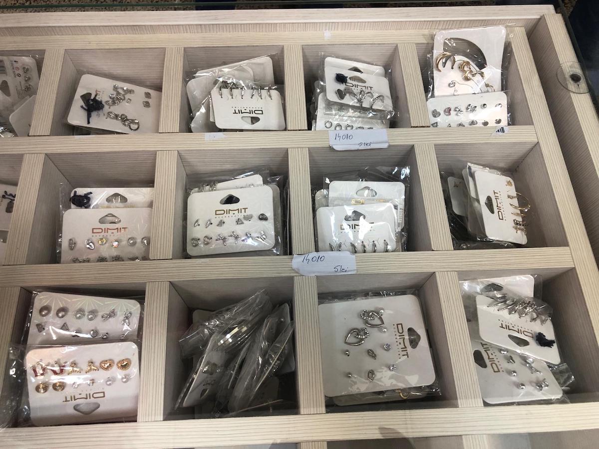 Drujbă cu 150 de lei, cercei cu 5 lei și salopete de iarnă pentru copii cu 68 de lei. Ce mai găsim în magazinul ANAF din Sibiu