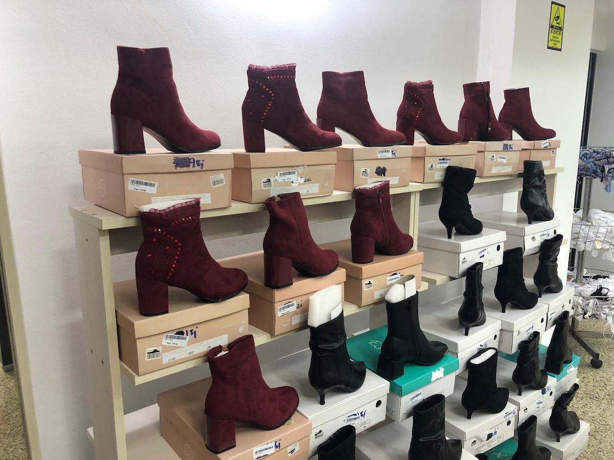 Drujbă cu 150 de lei, cercei cu 5 lei și salopete de iarnă pentru copii cu 68 de lei. Ce mai găsim în magazinul ANAF din Sibiu