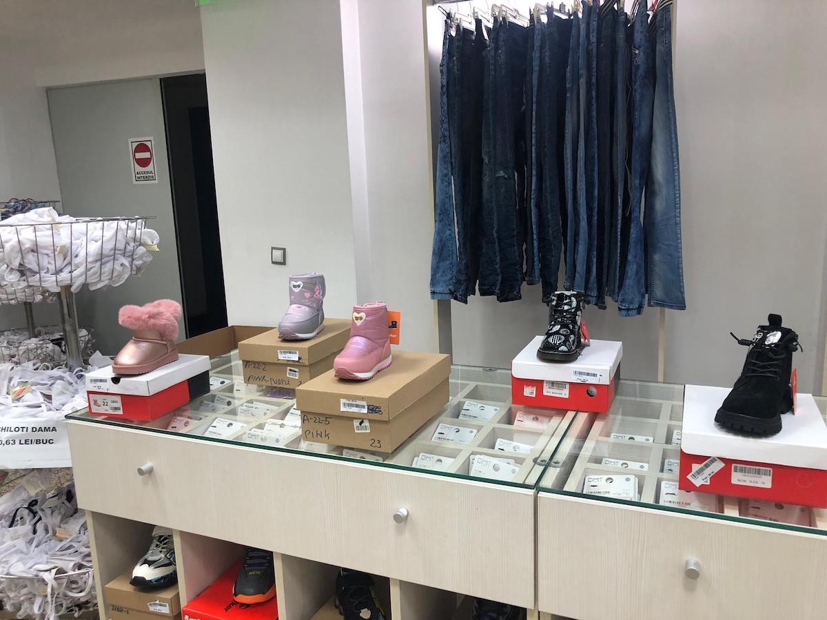 Drujbă cu 150 de lei, cercei cu 5 lei și salopete de iarnă pentru copii cu 68 de lei. Ce mai găsim în magazinul ANAF din Sibiu