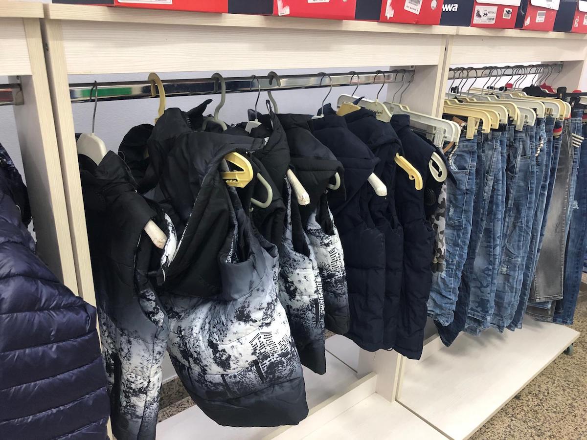 Drujbă cu 150 de lei, cercei cu 5 lei și salopete de iarnă pentru copii cu 68 de lei. Ce mai găsim în magazinul ANAF din Sibiu