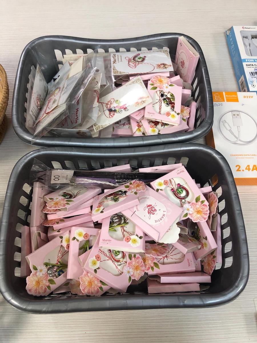 Drujbă cu 150 de lei, cercei cu 5 lei și salopete de iarnă pentru copii cu 68 de lei. Ce mai găsim în magazinul ANAF din Sibiu