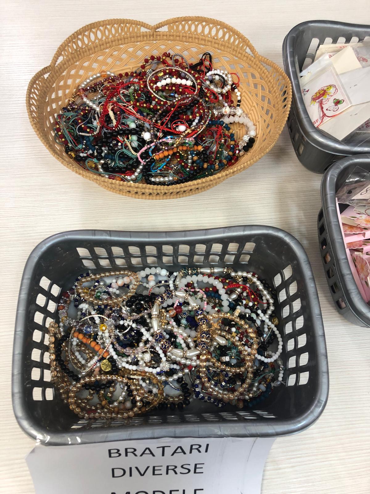 Drujbă cu 150 de lei, cercei cu 5 lei și salopete de iarnă pentru copii cu 68 de lei. Ce mai găsim în magazinul ANAF din Sibiu