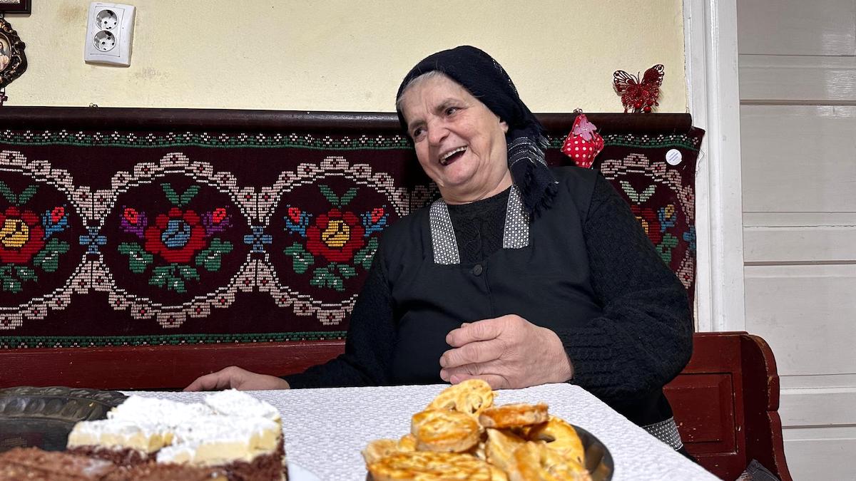 Povestea bunicii Paraschiva, meșter popular din Gura Râului. Țese de o viață la războiul făcut de soțul ei, tâmplar: „Dacă n-aș lucra, m-aș înțepeni”