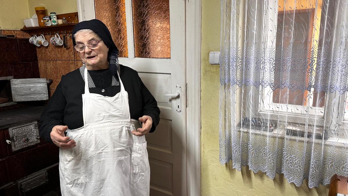 Povestea bunicii Paraschiva, meșter popular din Gura Râului. Țese de o viață la războiul făcut de soțul ei, tâmplar: „Dacă n-aș lucra, m-aș înțepeni”