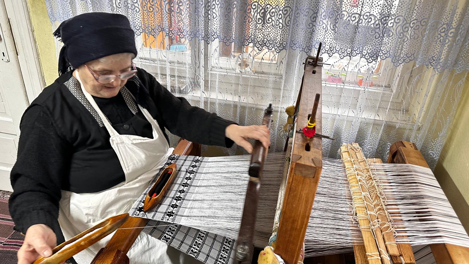 Povestea bunicii Paraschiva, meșter popular din Gura Râului. Țese de o viață la războiul făcut de soțul ei, tâmplar: „Dacă n-aș lucra, m-aș înțepeni”