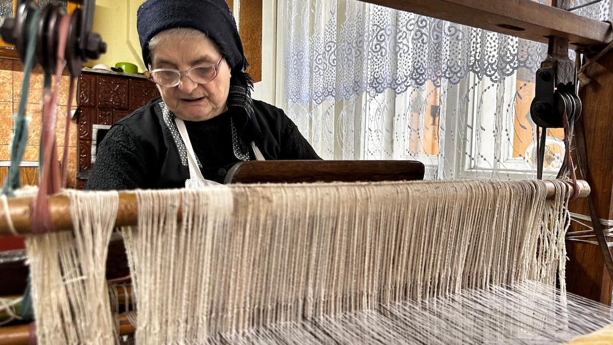 Povestea bunicii Paraschiva, meșter popular din Gura Râului. Țese de o viață la războiul făcut de soțul ei, tâmplar: „Dacă n-aș lucra, m-aș înțepeni”