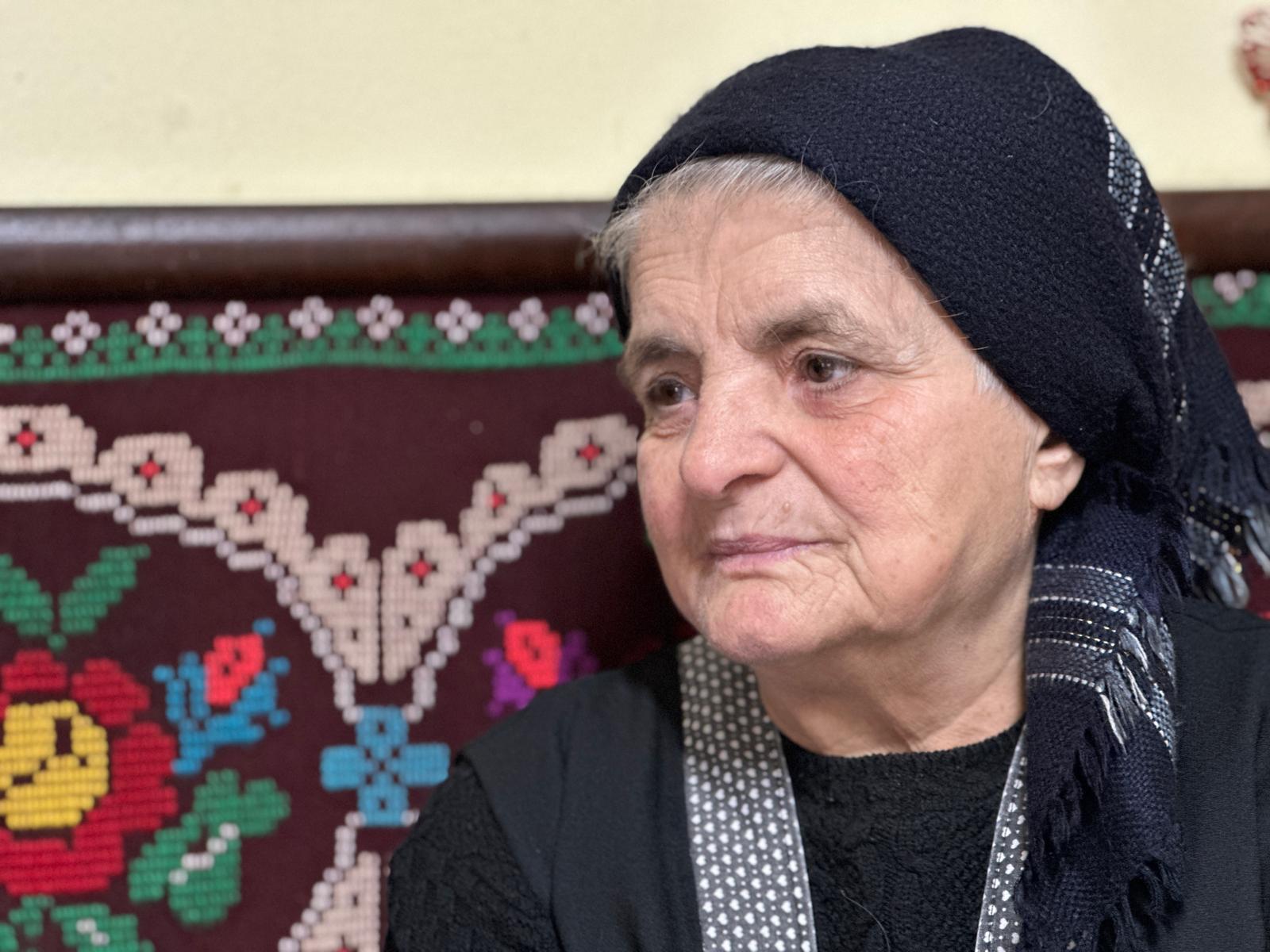 Povestea bunicii Paraschiva, meșter popular din Gura Râului. Țese de o viață la războiul făcut de soțul ei, tâmplar: „Dacă n-aș lucra, m-aș înțepeni”