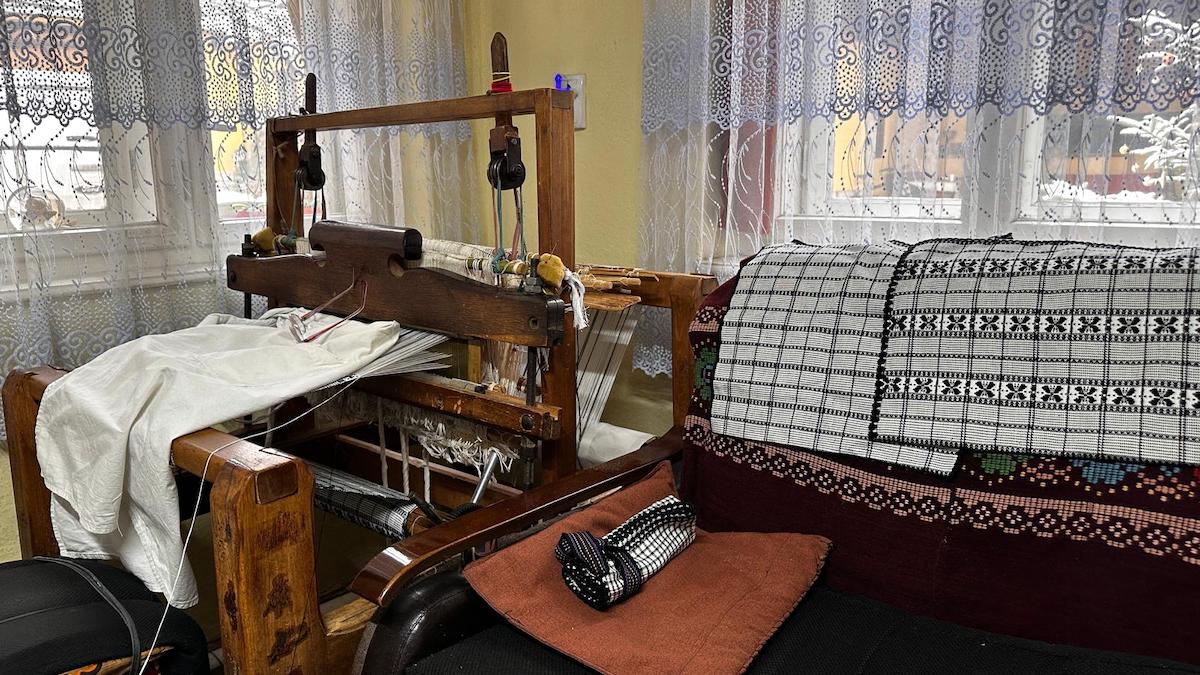Povestea bunicii Paraschiva, meșter popular din Gura Râului. Țese de o viață la războiul făcut de soțul ei, tâmplar: „Dacă n-aș lucra, m-aș înțepeni”