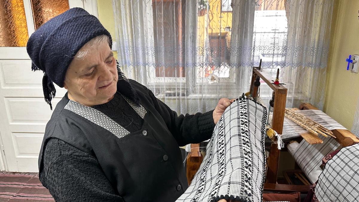 Povestea bunicii Paraschiva, meșter popular din Gura Râului. Țese de o viață la războiul făcut de soțul ei, tâmplar: „Dacă n-aș lucra, m-aș înțepeni”