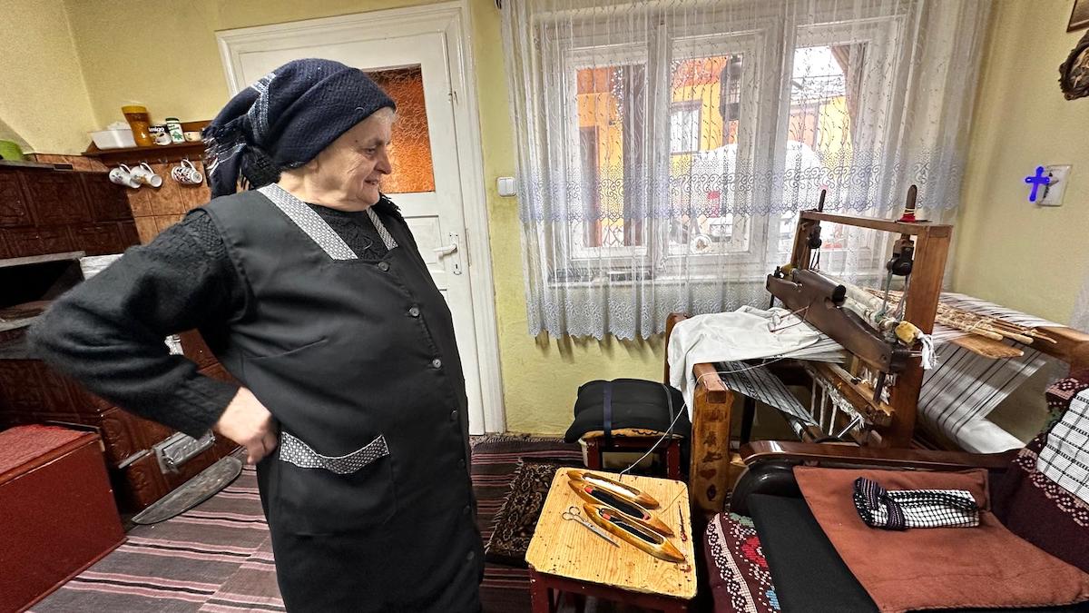 Povestea bunicii Paraschiva, meșter popular din Gura Râului. Țese de o viață la războiul făcut de soțul ei, tâmplar: „Dacă n-aș lucra, m-aș înțepeni”