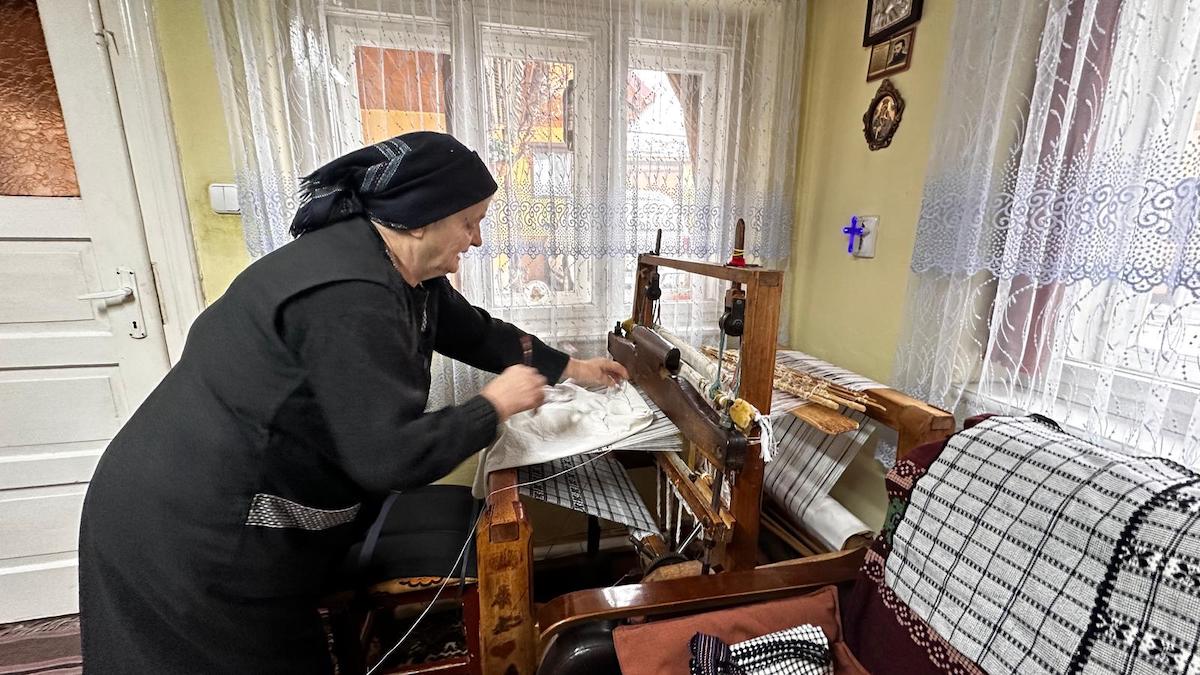 Povestea bunicii Paraschiva, meșter popular din Gura Râului. Țese de o viață la războiul făcut de soțul ei, tâmplar: „Dacă n-aș lucra, m-aș înțepeni”