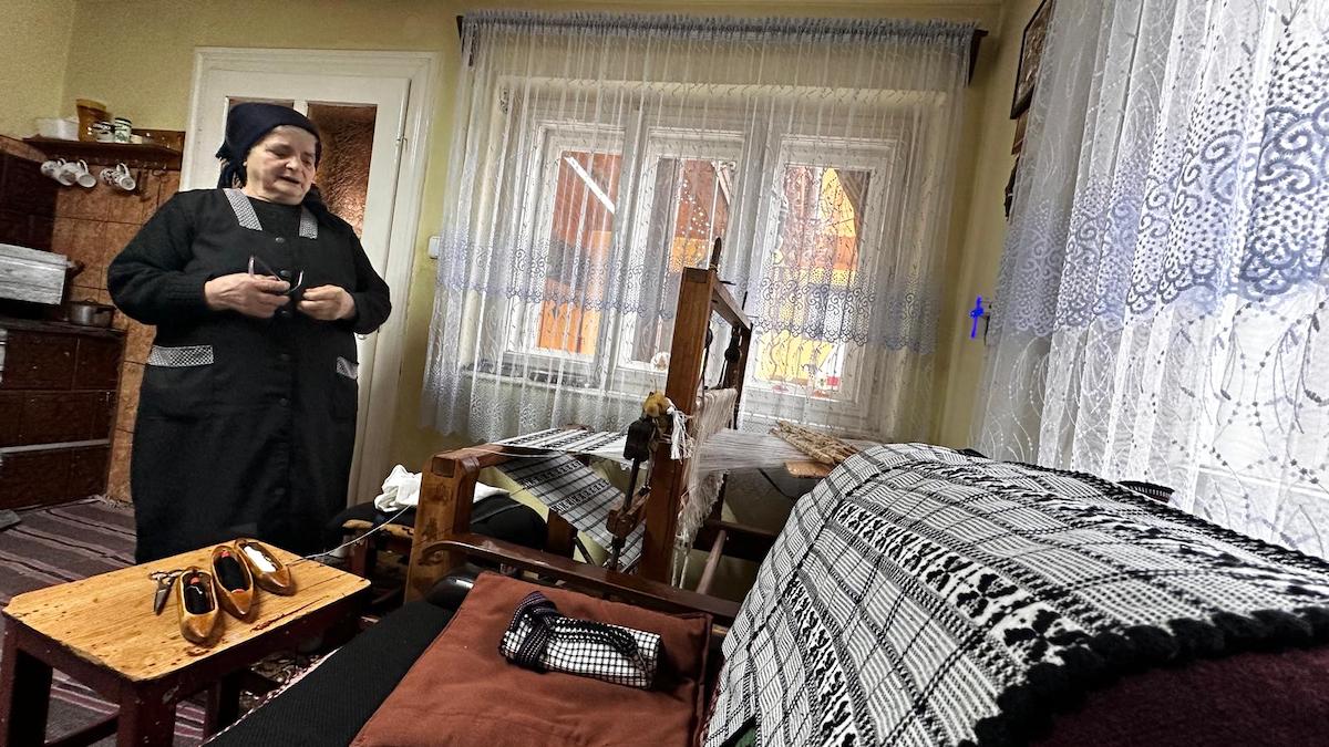 Povestea bunicii Paraschiva, meșter popular din Gura Râului. Țese de o viață la războiul făcut de soțul ei, tâmplar: „Dacă n-aș lucra, m-aș înțepeni”