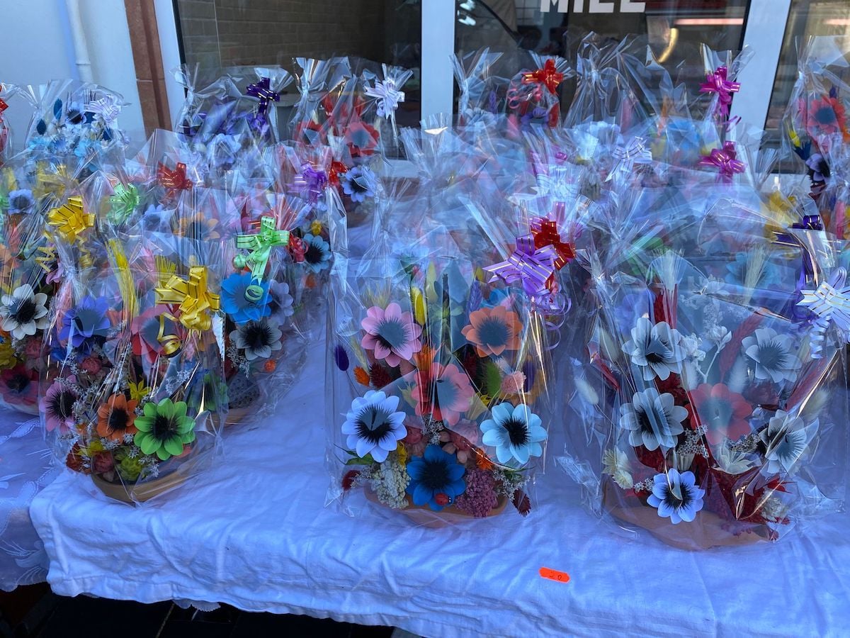 Mărțișoare la 1 leu și coșuri cu aranjamente florale la 10 lei, în Piața Cibin