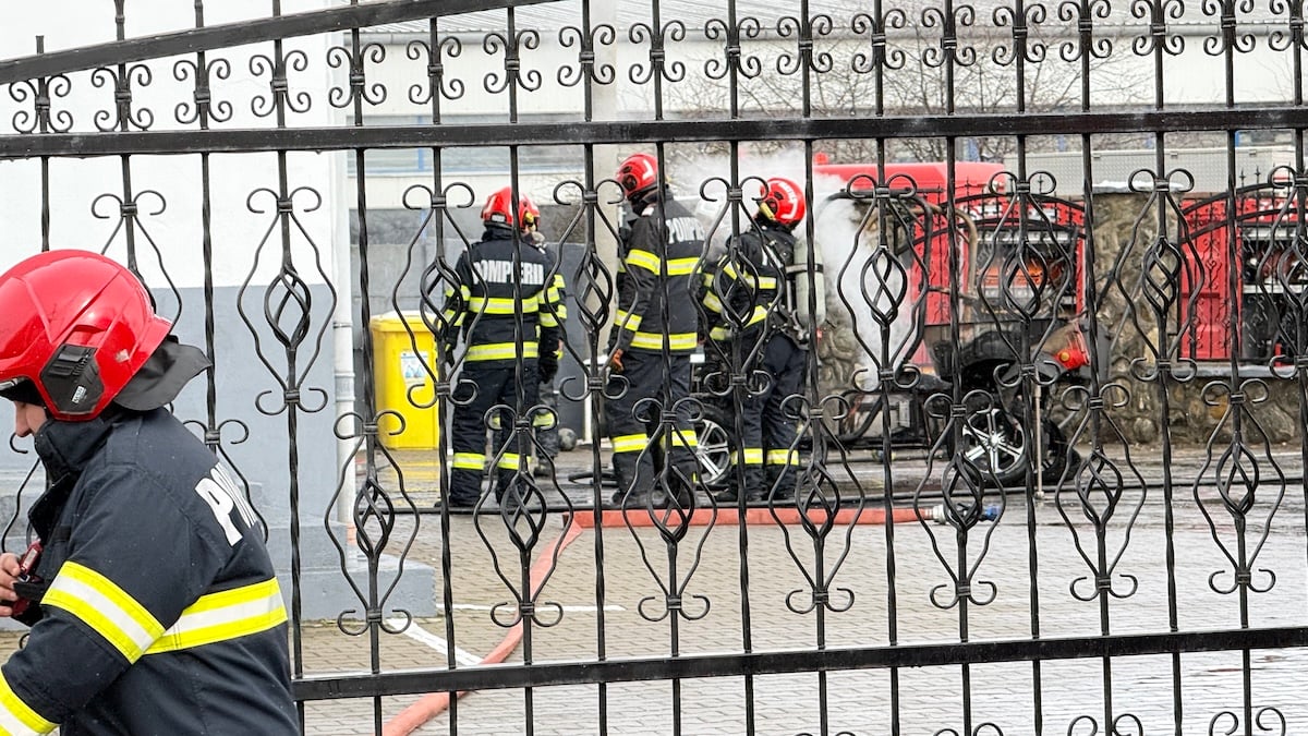 ACTUALIZARE Incendiu pe strada Autogării, într-un garaj. Două mașini afectate de flăcări