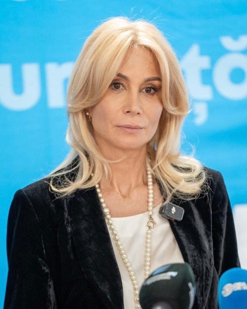 raluca-turcan-foto-fb-2z89