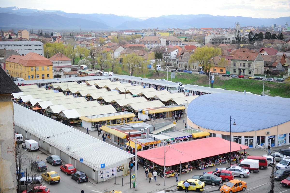 În locul actualei piețe Cibin ar urma ridicată o clădire cu până la șase niveluri supraterane. Foto: arhiva turnulsfatului.ro
