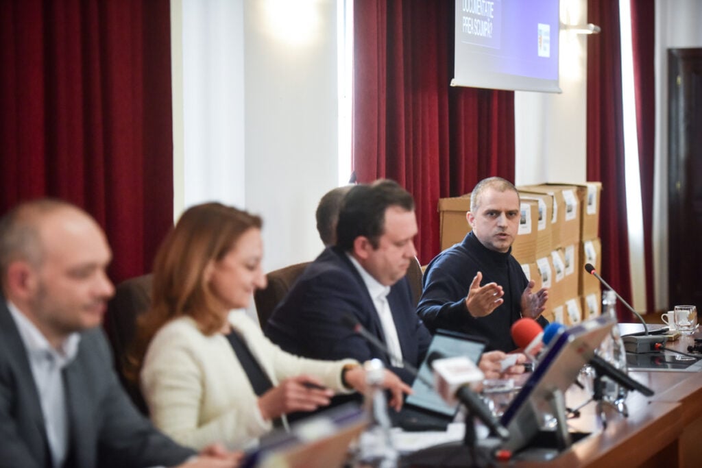 Daniela Cîmpean (prim plan) și Bogdan Trif (plan depărtat) fac parte din partide care, la nivel local, nu par să mai găsească vreun element comun. Foto:arhiva turnulsfatului.ro