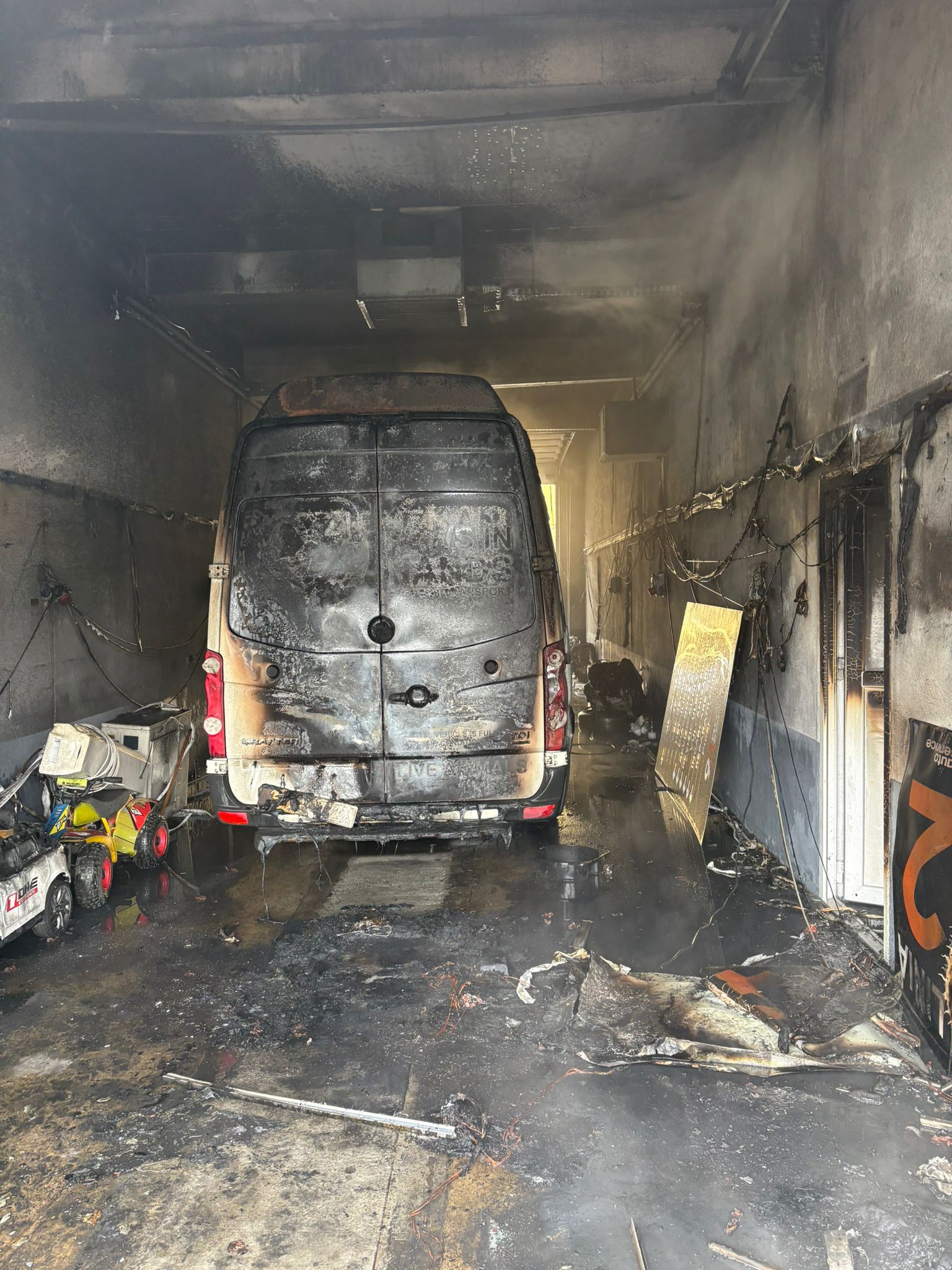 ACTUALIZARE Incendiu pe strada Autogării, într-un garaj. Două mașini afectate de flăcări