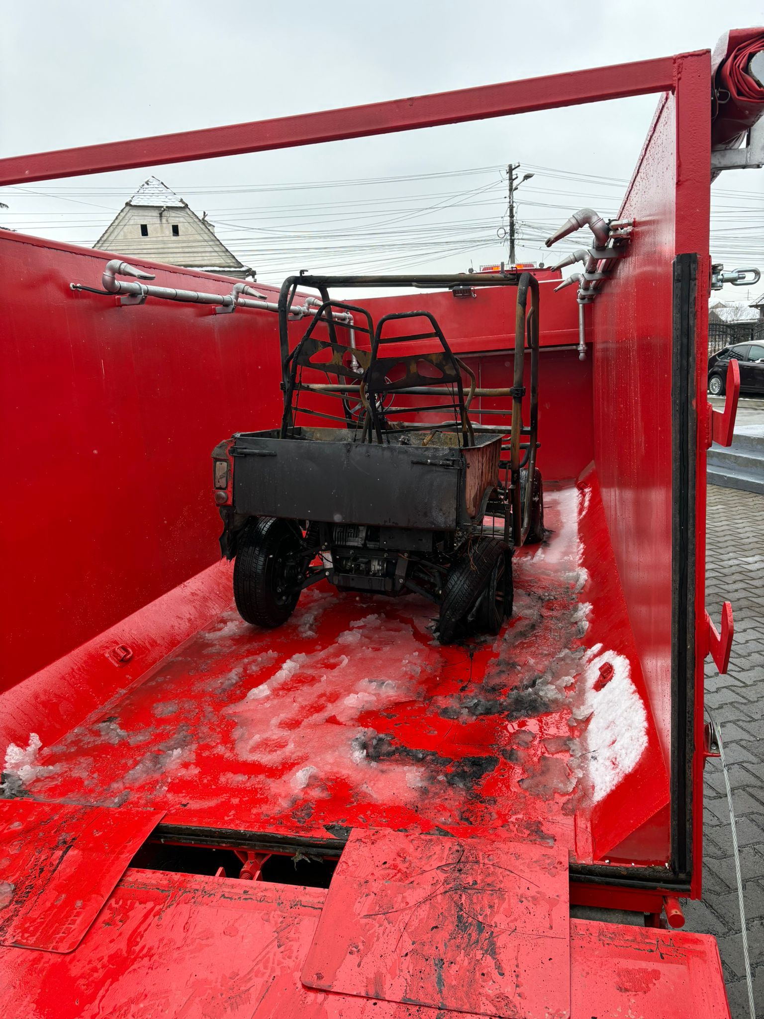 ACTUALIZARE Incendiu pe strada Autogării, într-un garaj. Două mașini afectate de flăcări