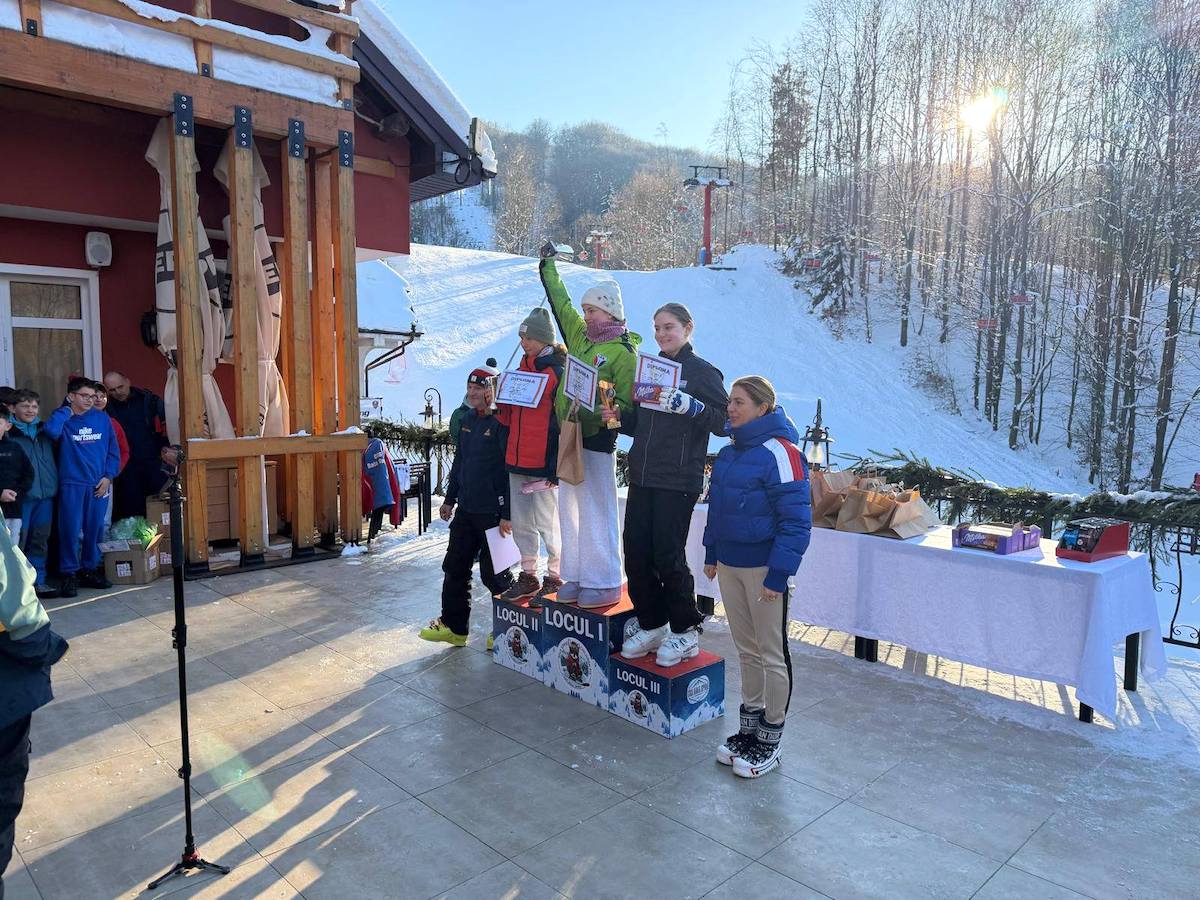 Xenia Magoș, elevă în clasa a VII-a la I.L. Caragiale, pe podiumul Cupei României la schi alpin: o victorie în memoria profesorului Mihai Olaru