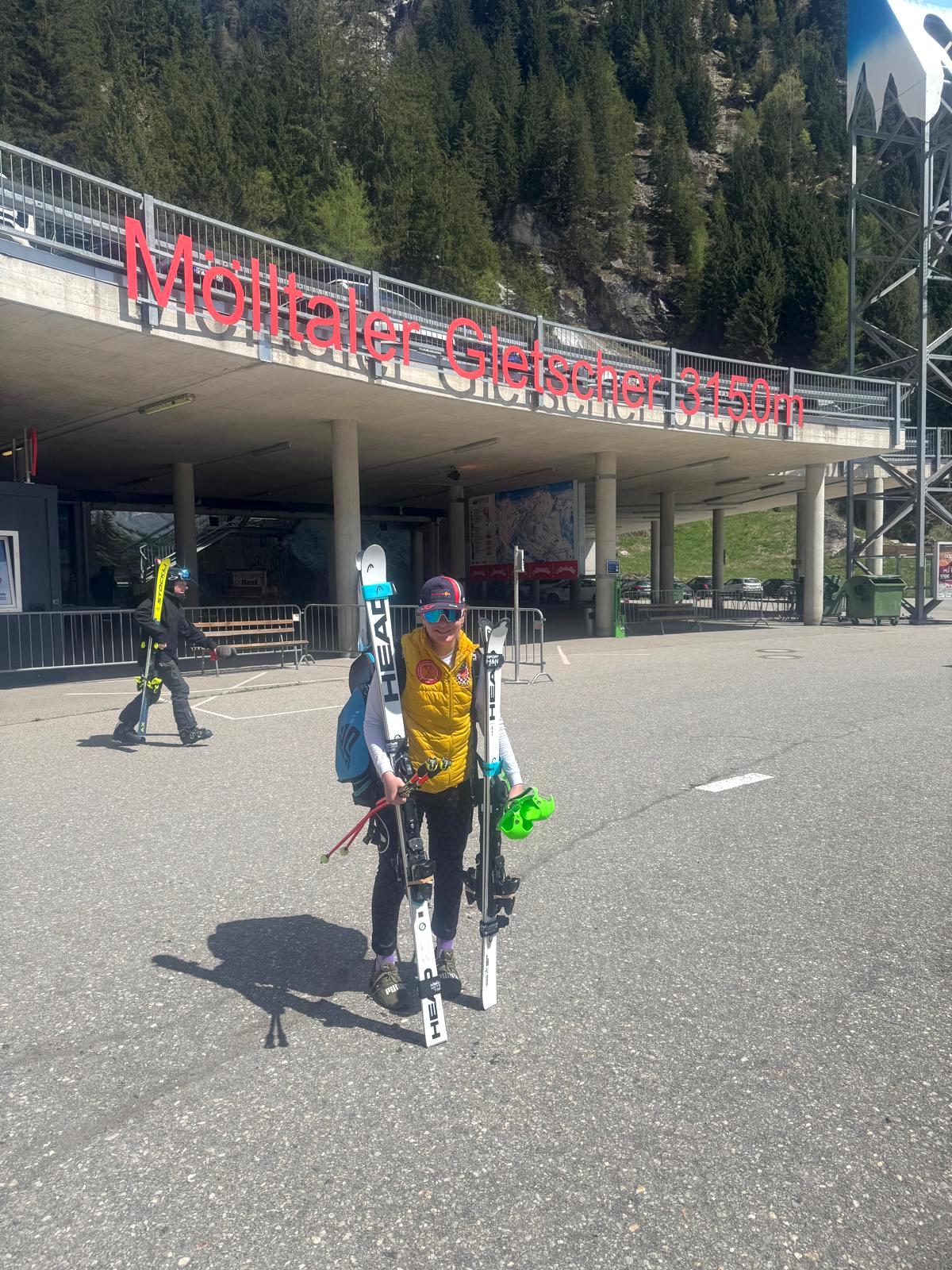 Xenia Magoș, elevă în clasa a VII-a la I.L. Caragiale, pe podiumul Cupei României la schi alpin: o victorie în memoria profesorului Mihai Olaru