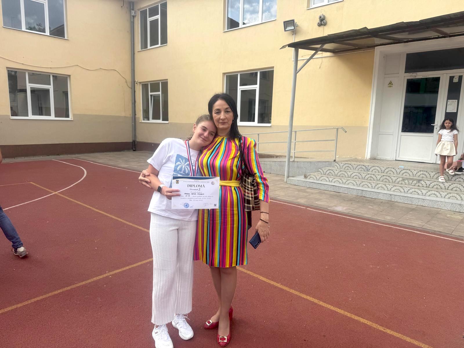 Xenia Magoș, elevă în clasa a VII-a la I.L. Caragiale, pe podiumul Cupei României la schi alpin: o victorie în memoria profesorului Mihai Olaru