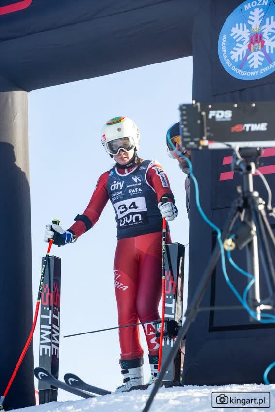 Xenia Magoș, elevă în clasa a VII-a la I.L. Caragiale, pe podiumul Cupei României la schi alpin: o victorie în memoria profesorului Mihai Olaru