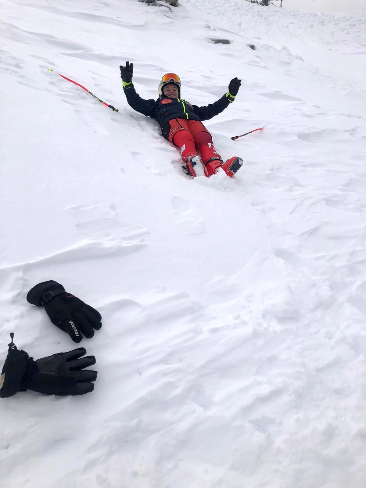 Xenia Magoș, elevă în clasa a VII-a la I.L. Caragiale, pe podiumul Cupei României la schi alpin: o victorie în memoria profesorului Mihai Olaru