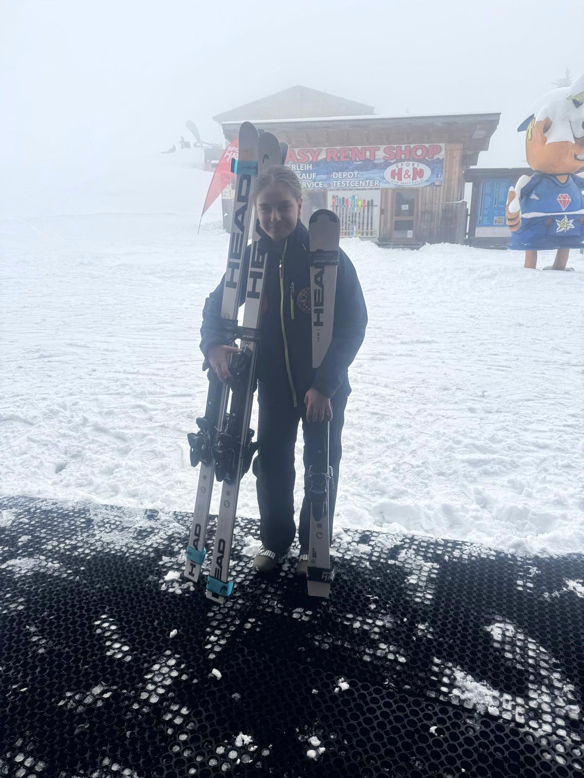 Xenia Magoș, elevă în clasa a VII-a la I.L. Caragiale, pe podiumul Cupei României la schi alpin: o victorie în memoria profesorului Mihai Olaru