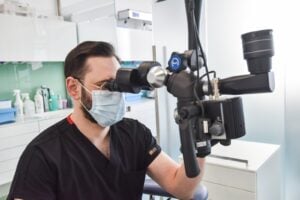Controlul stomatologic periodic permite depistarea inflamațiilor și infecțiilor în stadii incipiente. Foto: turnulsfatului.ro