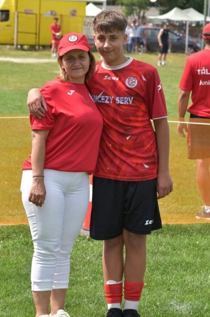 Denis alături de mama lui