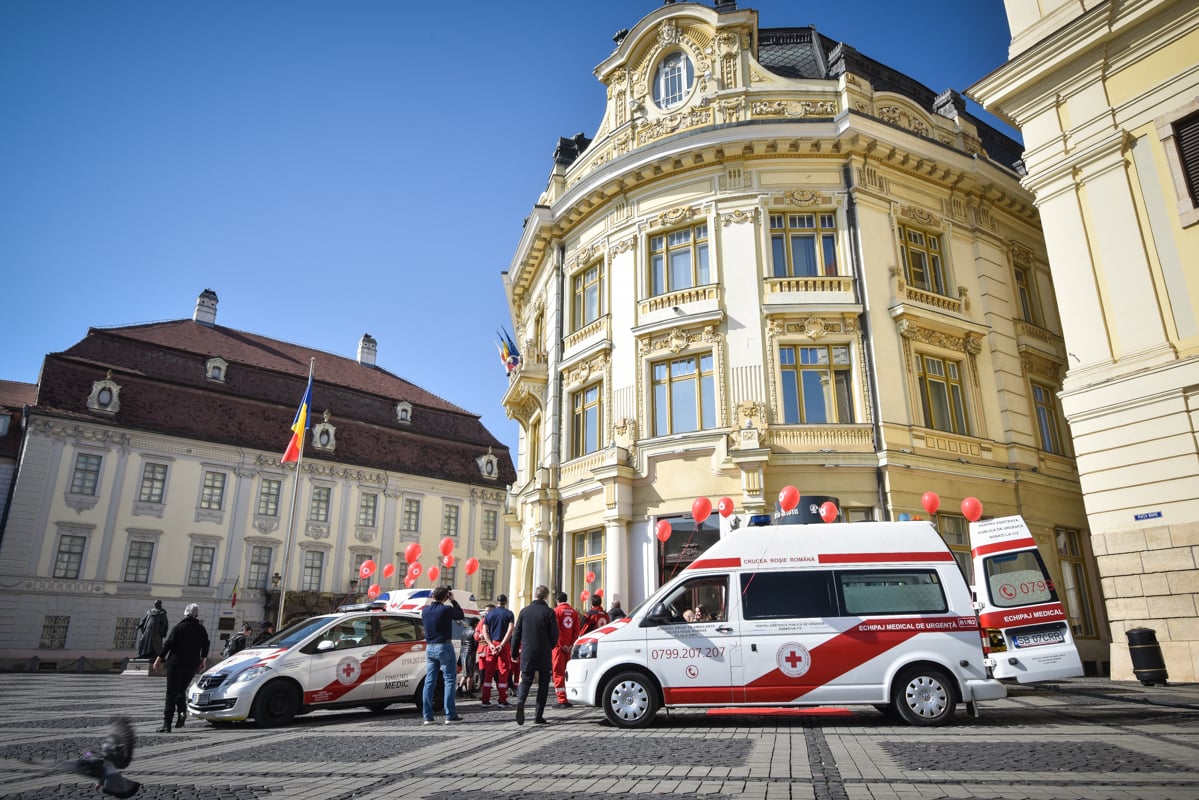 FOTO Crucea Roșie Sibiu a lansat serviciul privat de ambulanță. Prețuri între 200 și 900 de lei pentru transportul în interiorul orașului, gratuit pentru cazurile sociale
