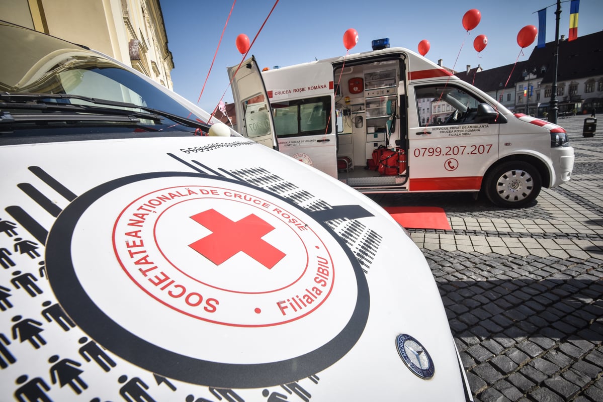 FOTO Crucea Roșie Sibiu a lansat serviciul privat de ambulanță. Prețuri între 200 și 900 de lei pentru transportul în interiorul orașului, gratuit pentru cazurile sociale