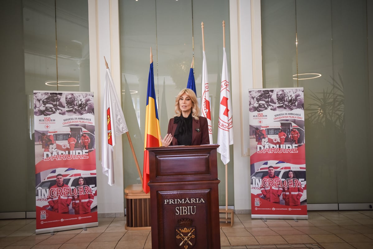 FOTO Crucea Roșie Sibiu a lansat serviciul privat de ambulanță. Prețuri între 200 și 900 de lei pentru transportul în interiorul orașului, gratuit pentru cazurile sociale