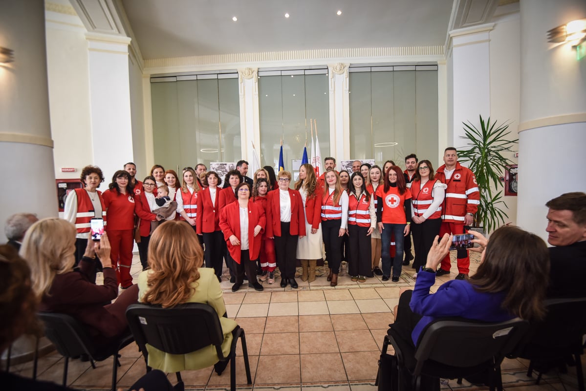FOTO Crucea Roșie Sibiu a lansat serviciul privat de ambulanță. Prețuri între 200 și 900 de lei pentru transportul în interiorul orașului, gratuit pentru cazurile sociale