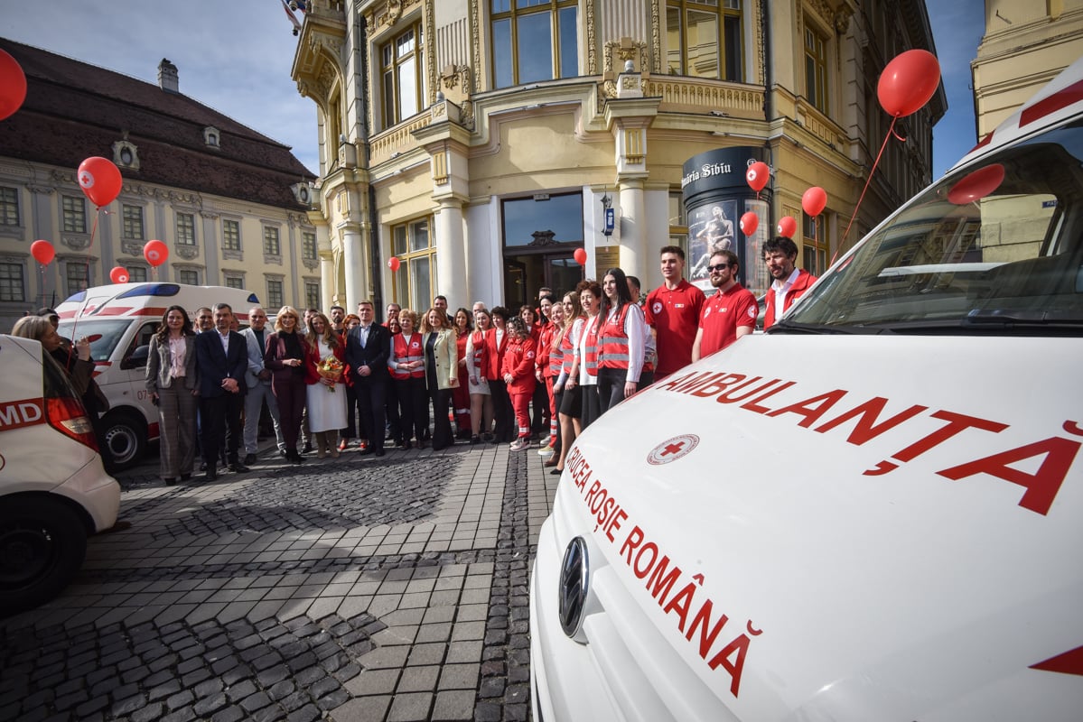 FOTO Crucea Roșie Sibiu a lansat serviciul privat de ambulanță. Prețuri între 200 și 900 de lei pentru transportul în interiorul orașului, gratuit pentru cazurile sociale