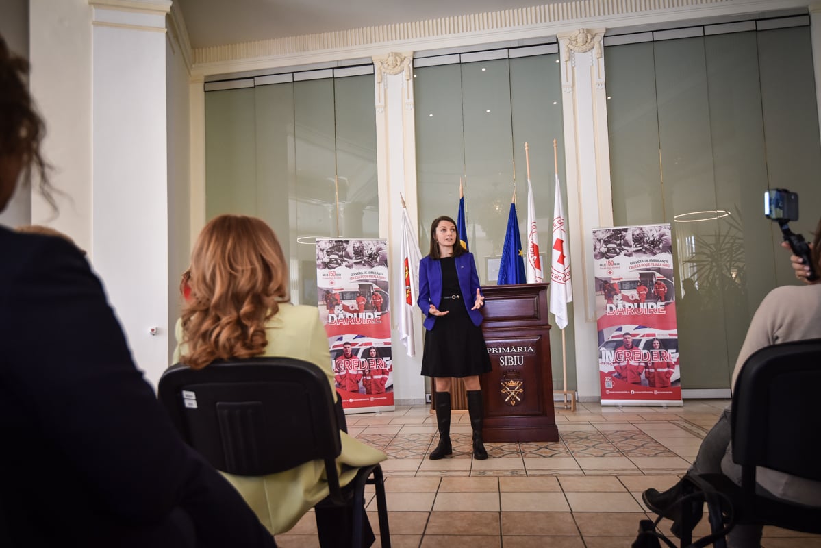 FOTO Crucea Roșie Sibiu a lansat serviciul privat de ambulanță. Prețuri între 200 și 900 de lei pentru transportul în interiorul orașului, gratuit pentru cazurile sociale