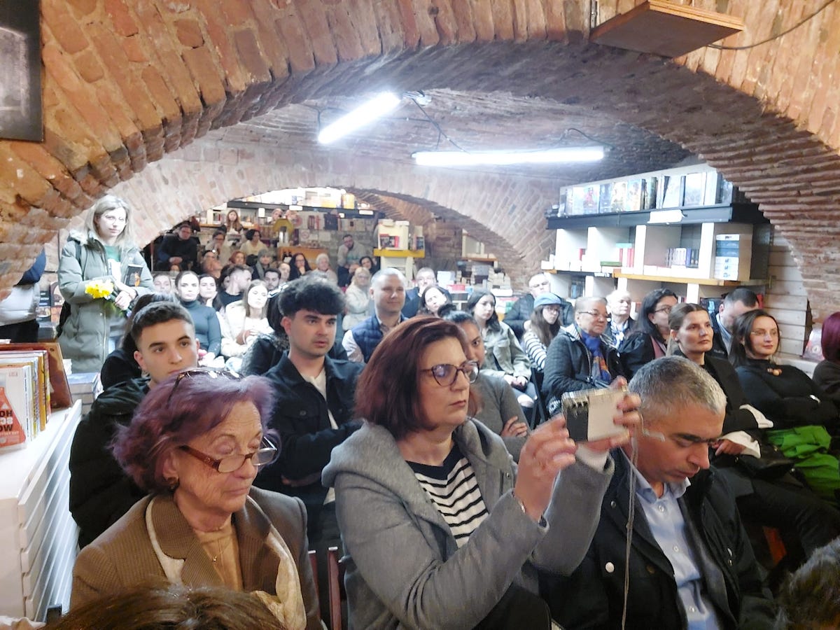 De la Urgență la literatură. Edi Săvulescu, un asistent medical de la Spitalul de Psihiatrie din Sibiu, și-a lansat primul roman