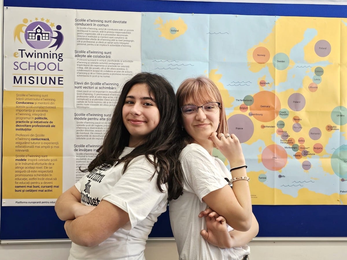 Flavia Cristescu (foto dreapta) și Claudia Teriș (foto stânga). Sursa: Școala Gimnazială Nr. 18