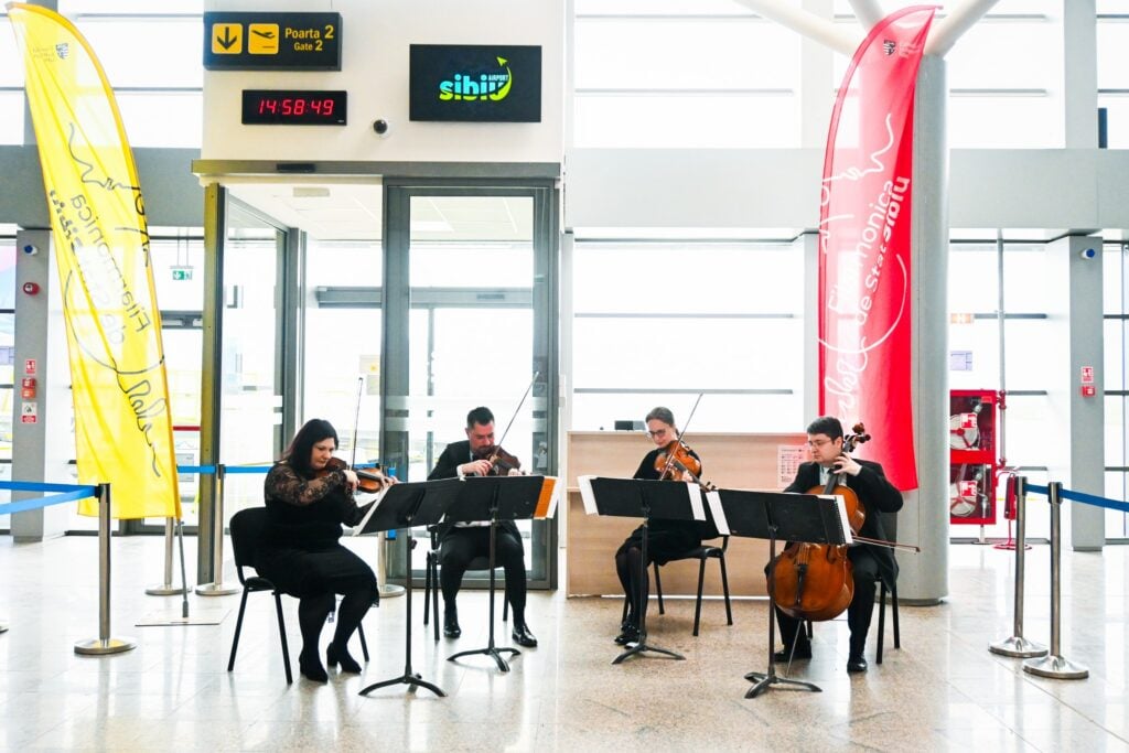 Pasagerii care au plecat înspre Viena au fost acompaniați de instrumentiști ai Filarmonicii de Stat Sibiu. Sursa foto: AIS