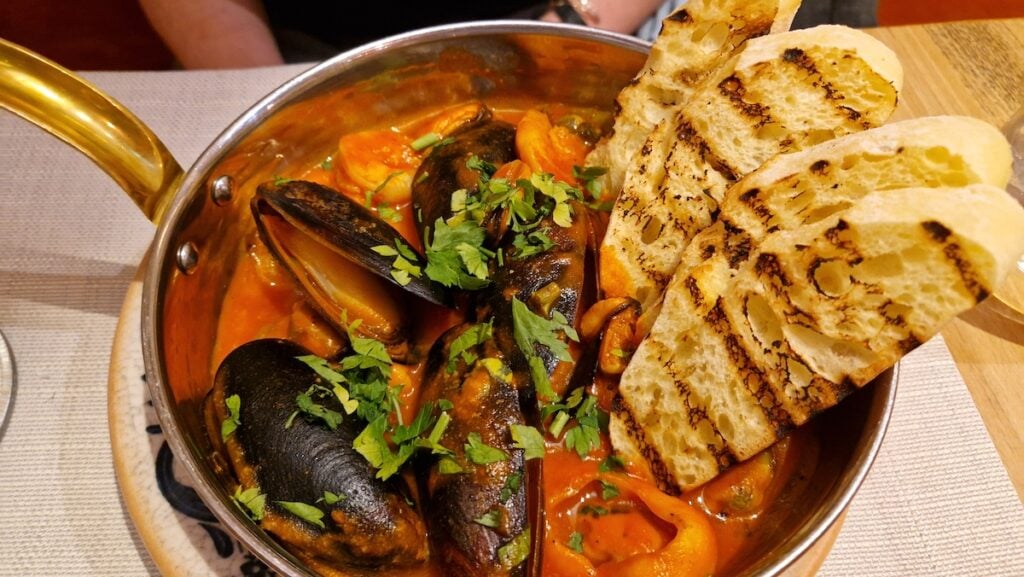 Fructe de mare în sos napoli, la Cucina di Paolo. Sursa foto: turnulsfatului.ro
