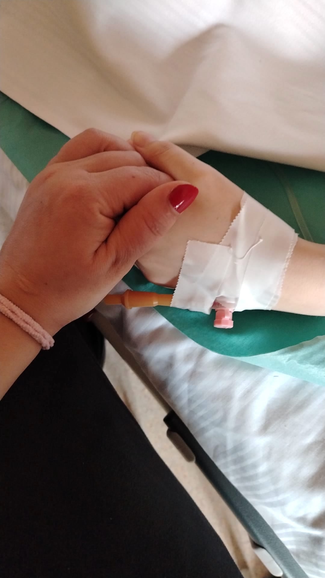 Adolescenta din Sibiu cu probleme grave la ficat, pe lista de transplant după noi complicații. Familia cere ajutor: „Orice sprijin înseamnă o șansă în plus pentru Georgiana”