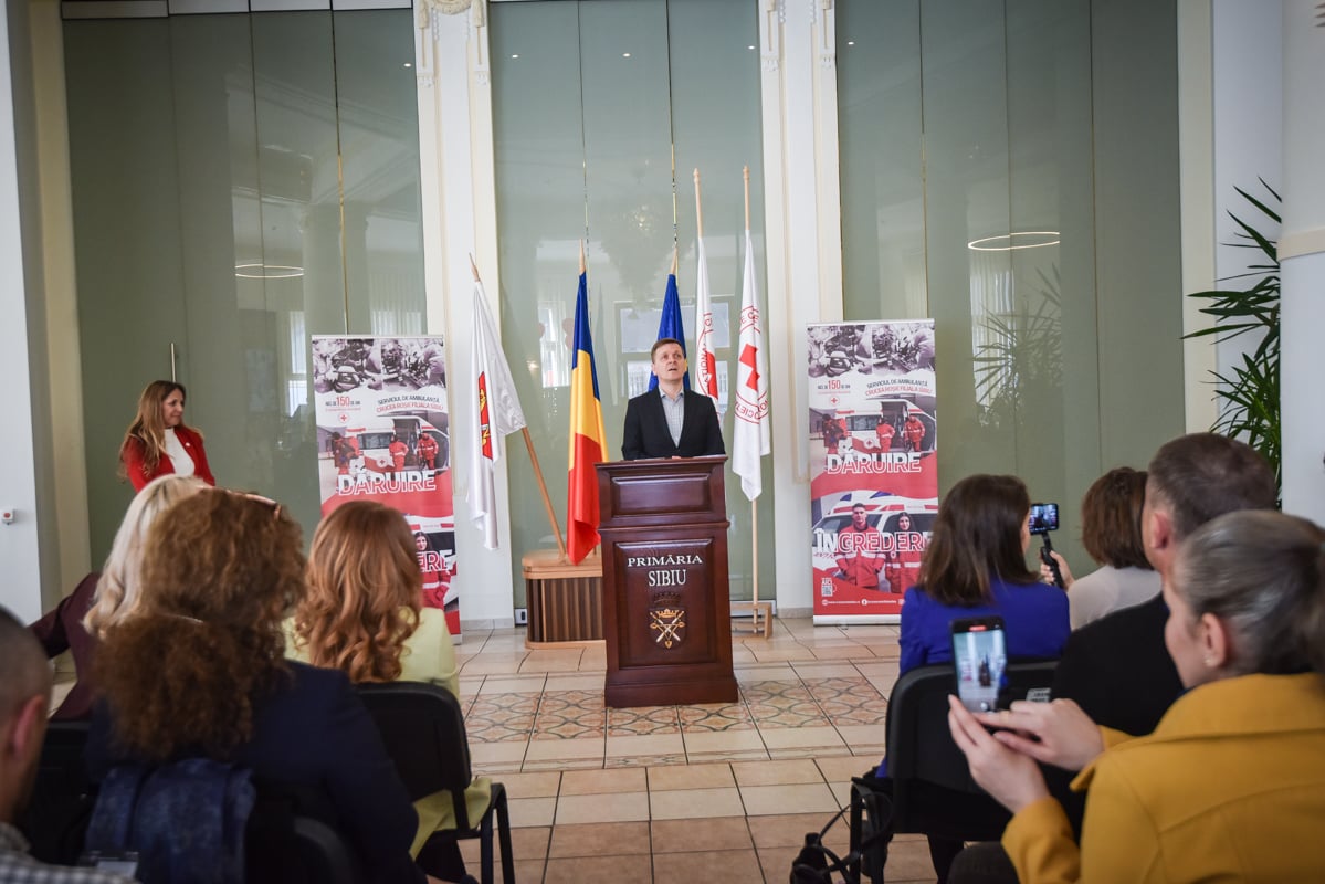 FOTO Crucea Roșie Sibiu a lansat serviciul privat de ambulanță. Prețuri între 200 și 900 de lei pentru transportul în interiorul orașului, gratuit pentru cazurile sociale